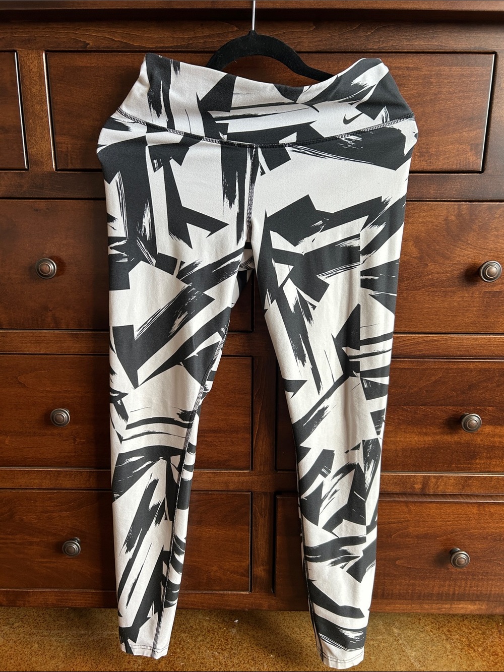 Nike Black & White Graphic High-Rise Leggings